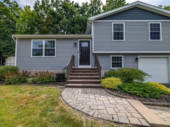 8439 Falcon Dr, Liverpool, NY 13090