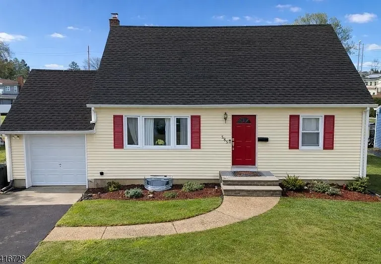 585 Mountainview Dr — Photo 1