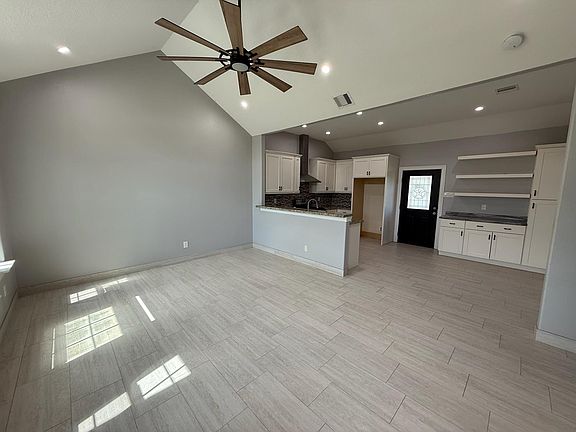 4th image of 825 Mossey Dr