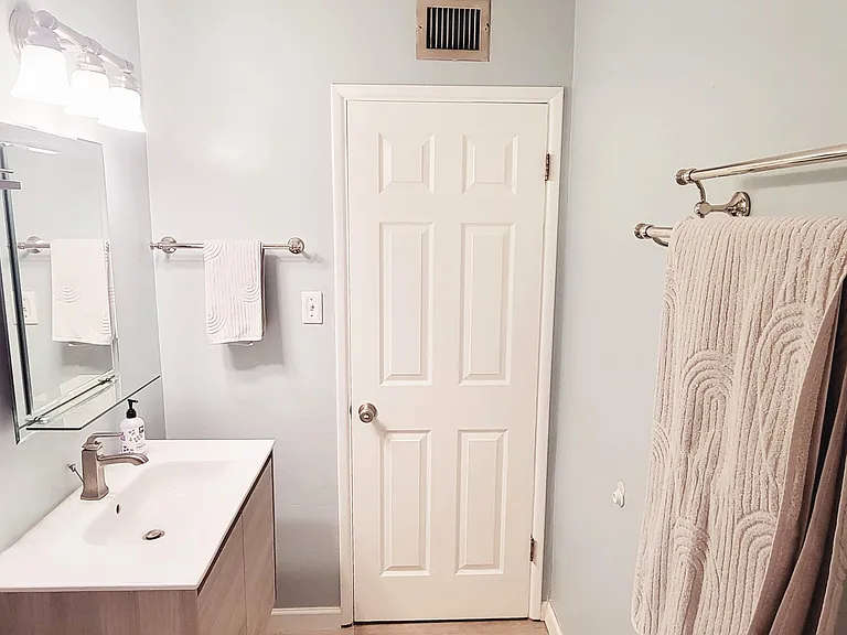 2446 E Minnezona Ave — Photo 10