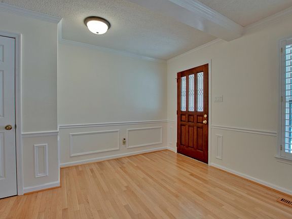 4th image of 611 Versailles Dr SE
