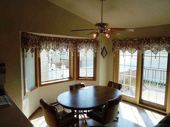 5th image of 390 W Daffodil Dr