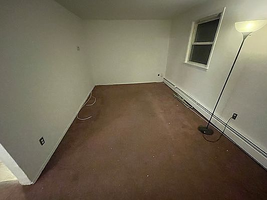 4th image of 930 Throgmorton Ave #1