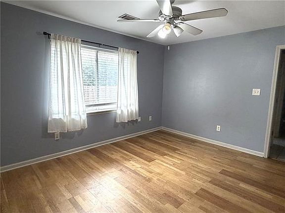 3rd image of 6614 Bellaire Dr