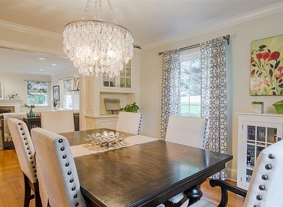 5th image of 27 Crestwood Dr