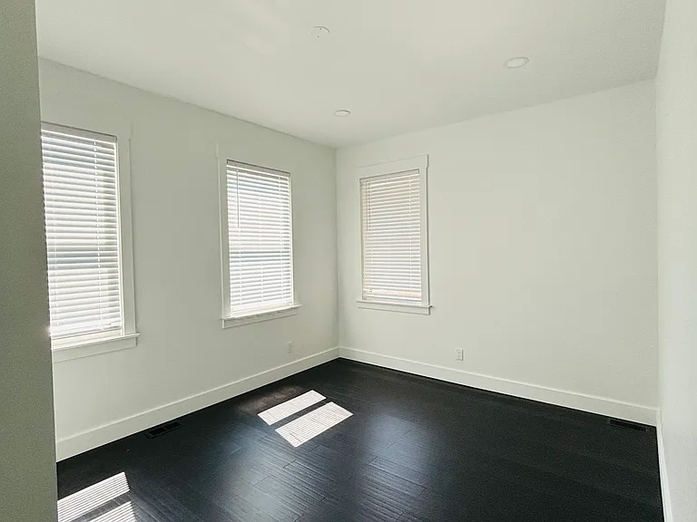 940 Monroe St — Photo 13