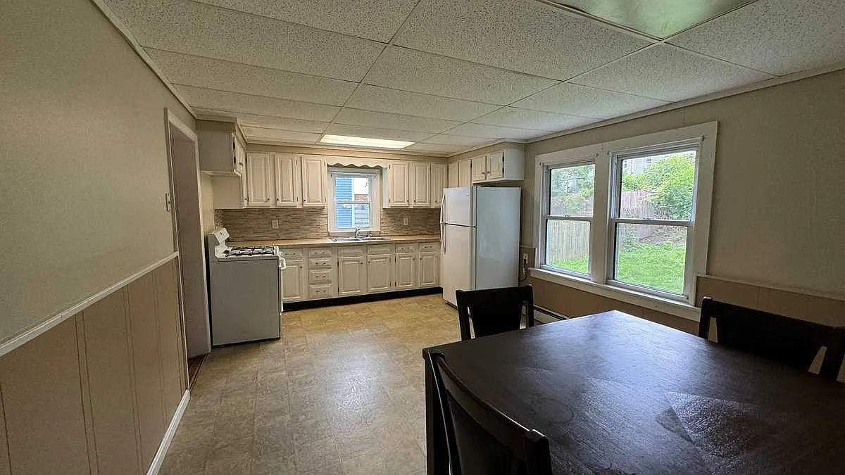 3 bed, 1000 sqft, $1,800 — Photo 2