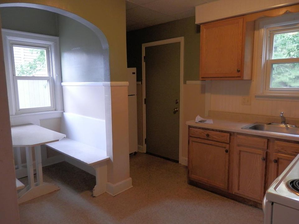 Kitchen w/ Breakfast Nook