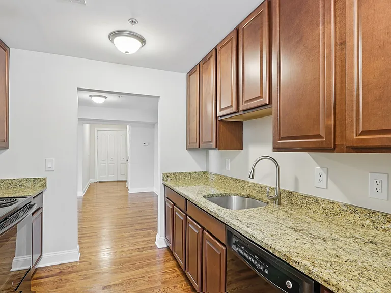 Summit Ridge Luxury Apartments — Photo 37
