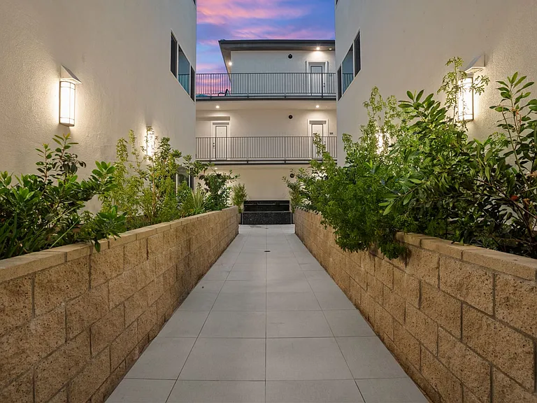 4960 Sepulveda Blvd — Photo 2