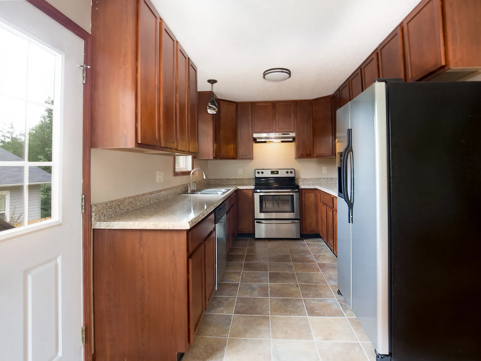 3 bed, 1082 sqft, $2,200 — Photo 2