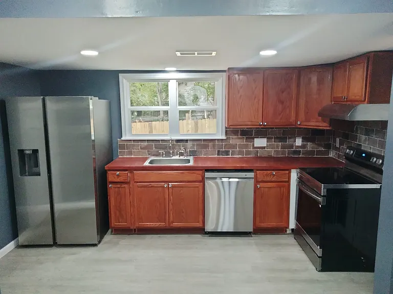 140 Douglas Aly — Photo 15