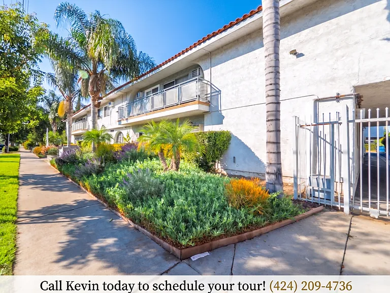 15925 Victory Blvd — Photo 40
