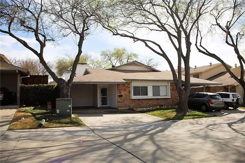 2BR/2BA Single-Family Home with Fireplace — Photo 1