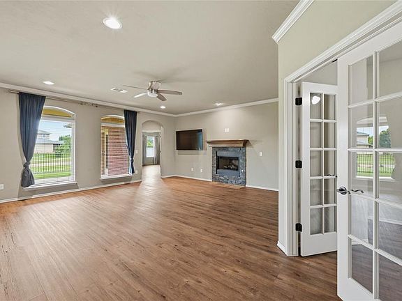 5th image of 10337 Hawthorn Dr