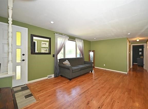 4th image of 15 Misty Springs Cir
