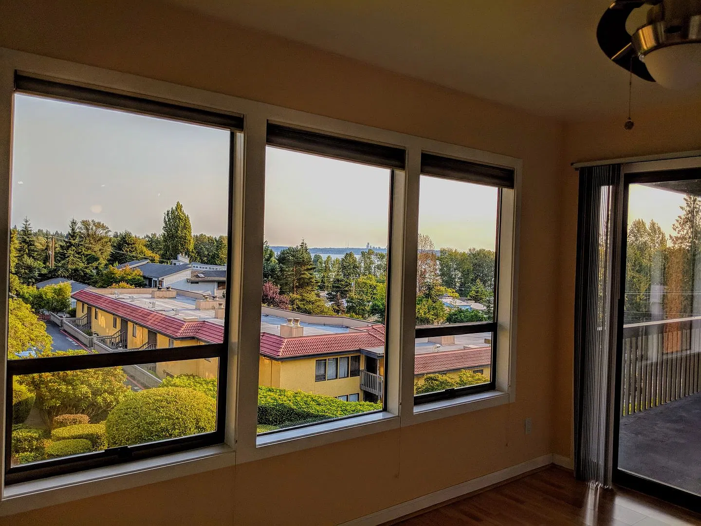 Top Floor 2 Bedroom 2 Bath Juanita Kirkland Condo — Photo 4