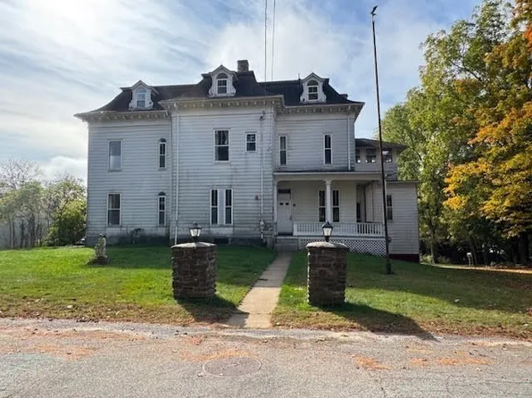 27 Mount Pleasant St, North Brookfield, MA 01535