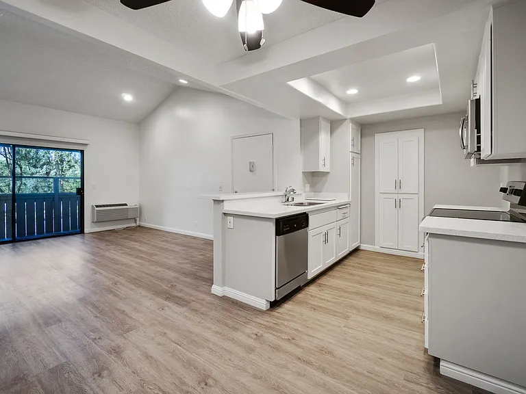 River Oaks Apartments — Photo 38