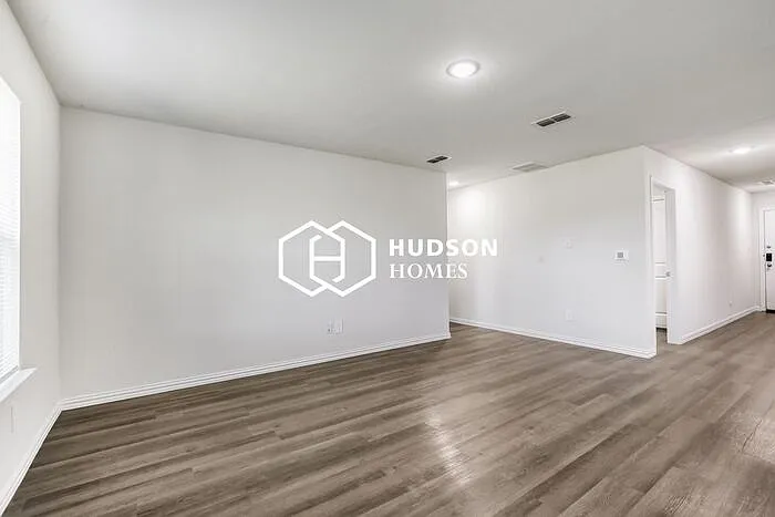 3 bed, 2.0 bath, 1298 sqft, $1,215 — Photo 3