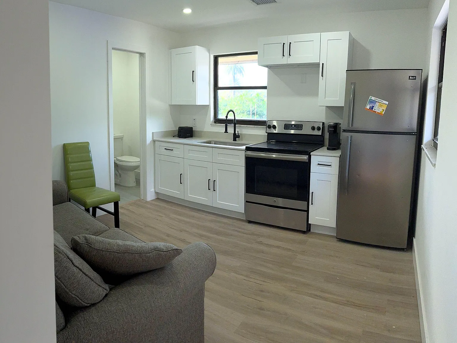 4 bed, 4.0 bath, 2500 sqft, $1,984 — Photo 2