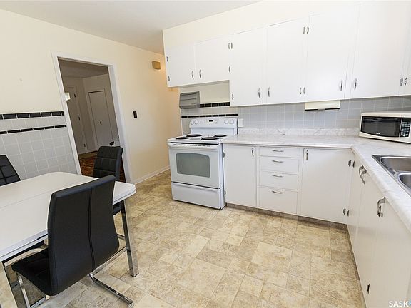 5th image of 247 Manitoba Avenue