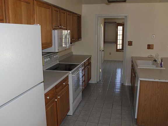 Kitchen Kitchenette or 5th bedroom where the window is (through the open door)