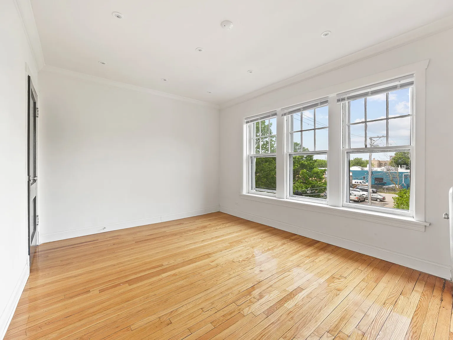 114 Clyde Ave — Photo 2