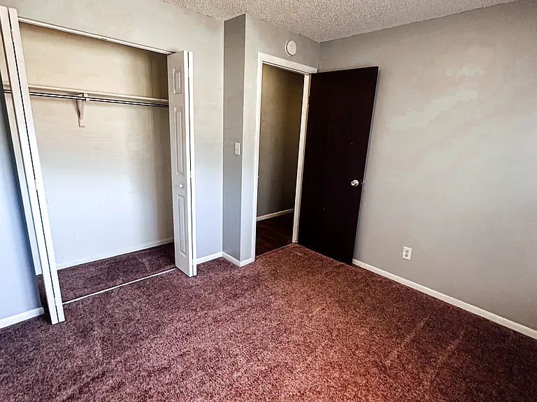 1627 W Maple St — Photo 9