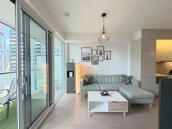 101 Peter St #1712, Toronto, ON M5V 0G6