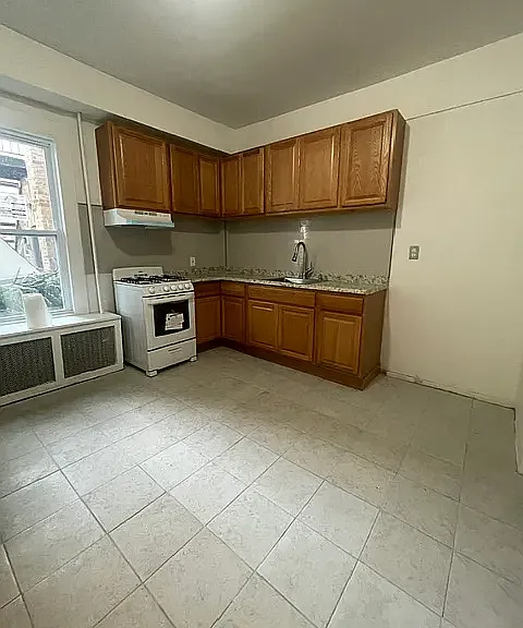 3954 Victory Blvd #1R — Photo 1