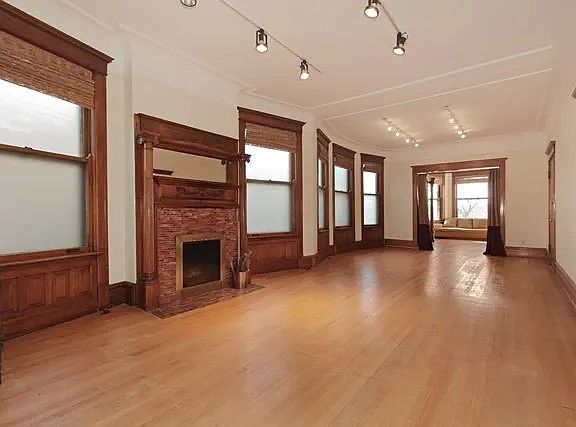 3rd image of 3931 N Clarendon Ave APT 3
