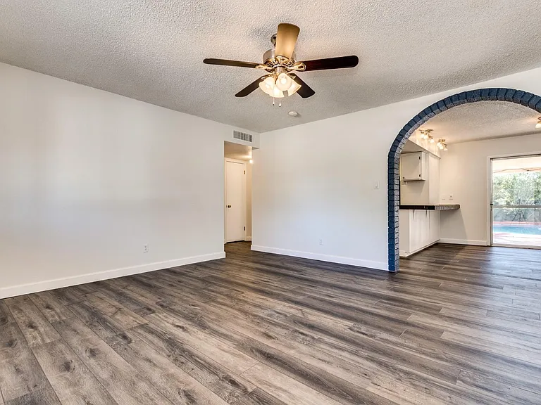 633 E Malibu Dr — Photo 3