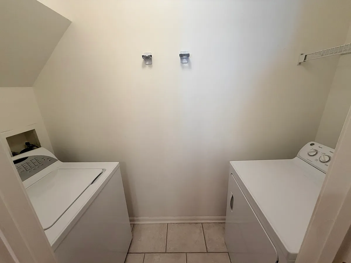 Building Photo - 12 Fiddlers Elbow Ct