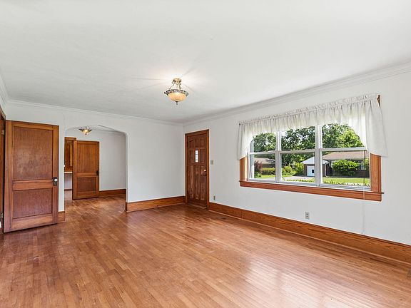 4th image of 906 Park Ave NW