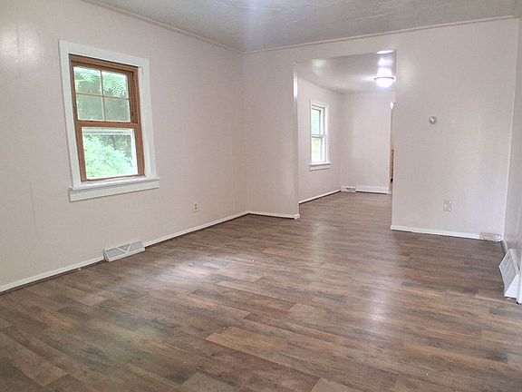 4th image of 8 Sunset Ln