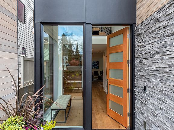 2nd image of 10123 NE 60th St Unit 2