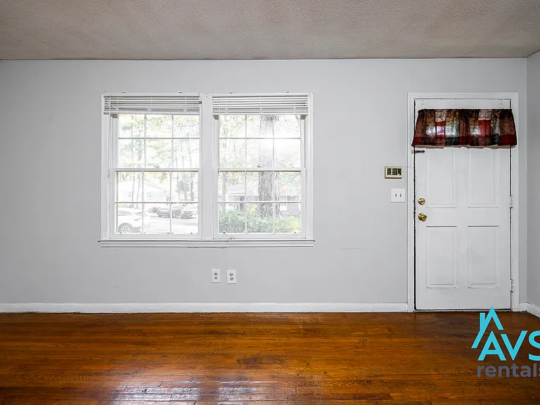 908 Woodale Cir — Photo 2