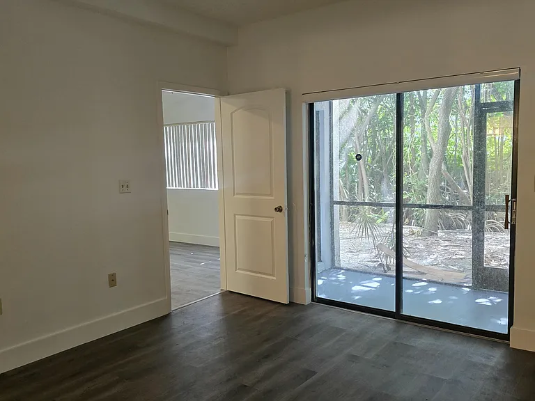 2445 SW 18th Ter #902 — Photo 4