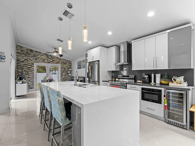 181 SW 203rd Ave — Photo 3