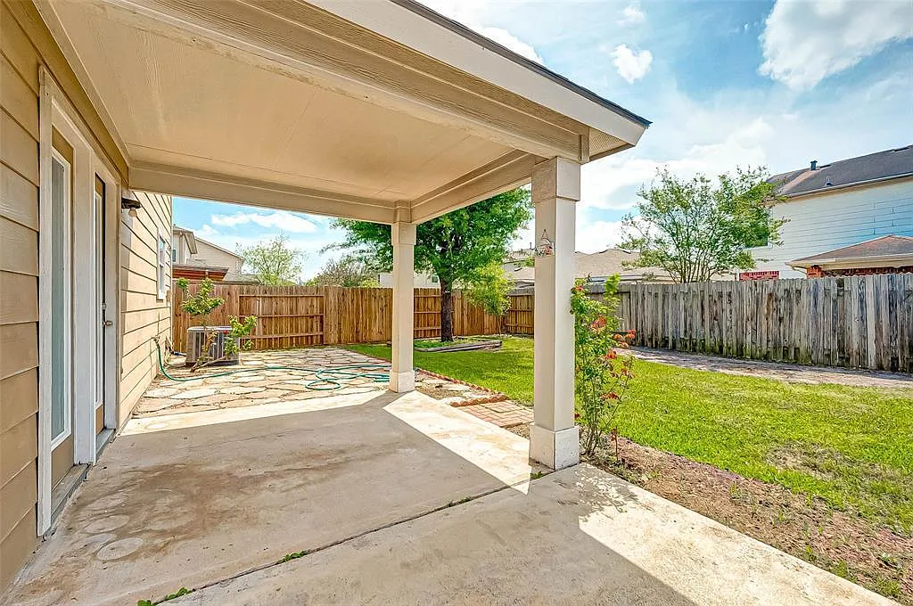 3 bed, 2160 sqft, $2,100 — Photo 3