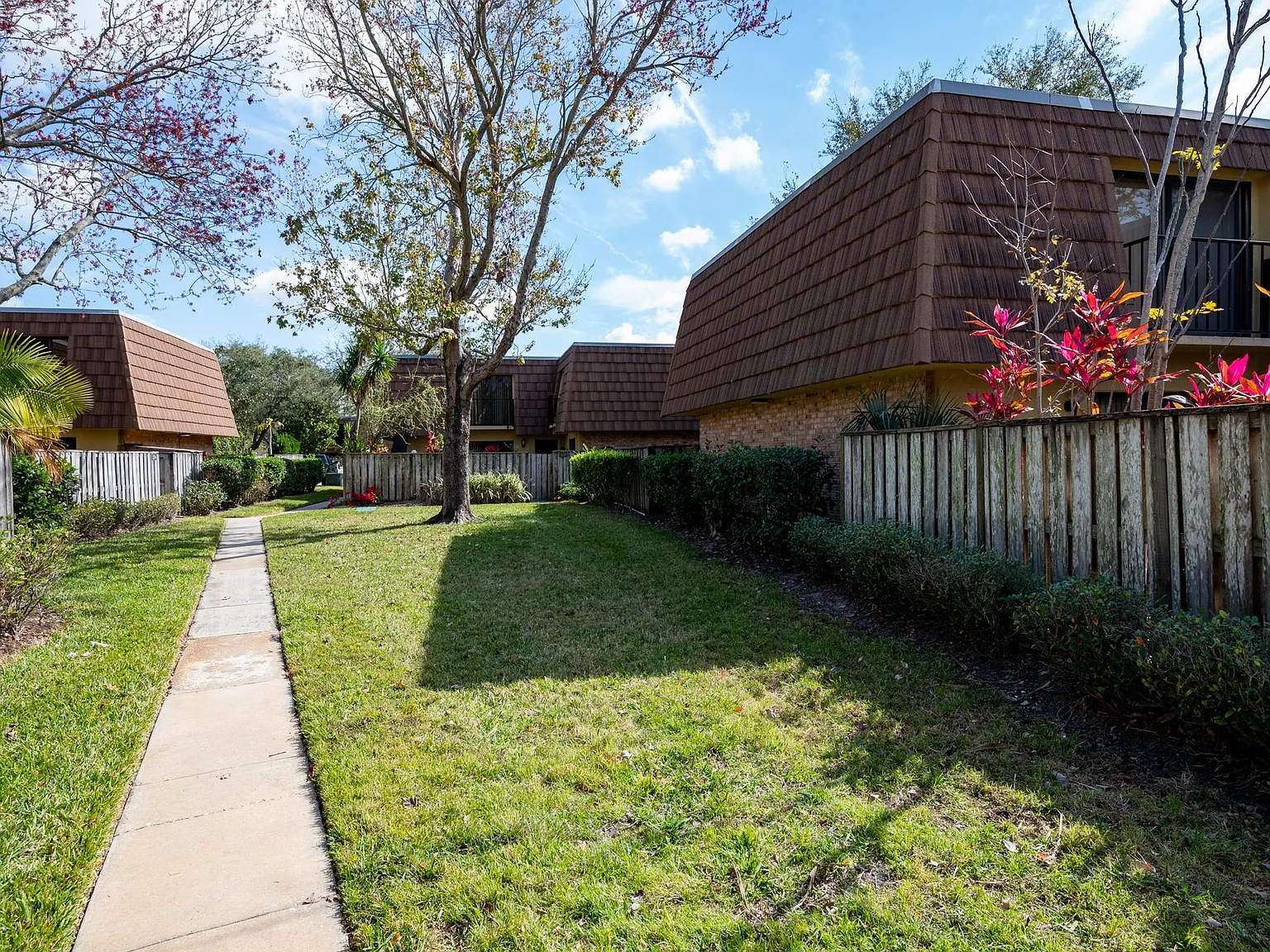 2 bed, 2.5 bath, 1285 sqft, $1,900 — Photo 2