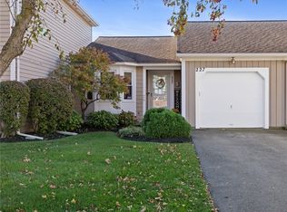 227 Deerhurst Ln, Webster, NY 14580