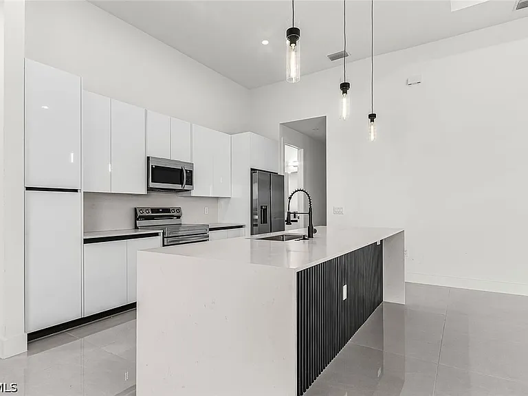 1900 NW Embers Ter — Photo 12