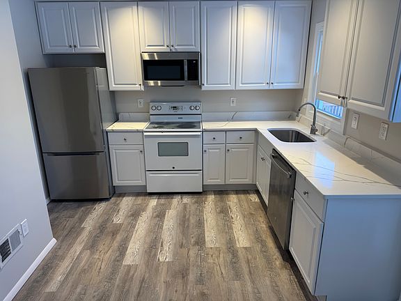 Kitchen (just renovated)
