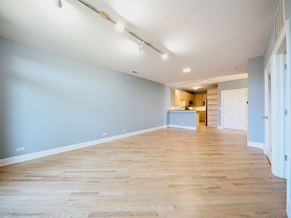 Open concept living room / dining area
