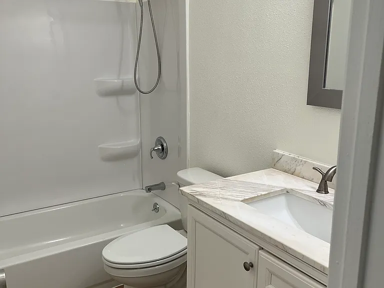 1468 Eastview Dr — Photo 7