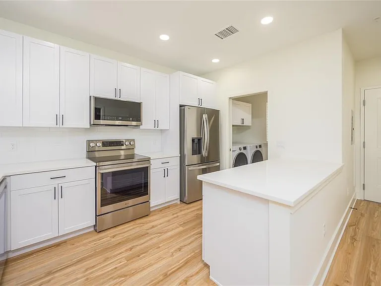 419 SE 1st Ave #102 — Photo 4