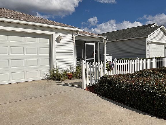 A white picket fence