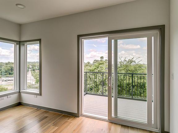 4th image of 400 Herron Dr #404